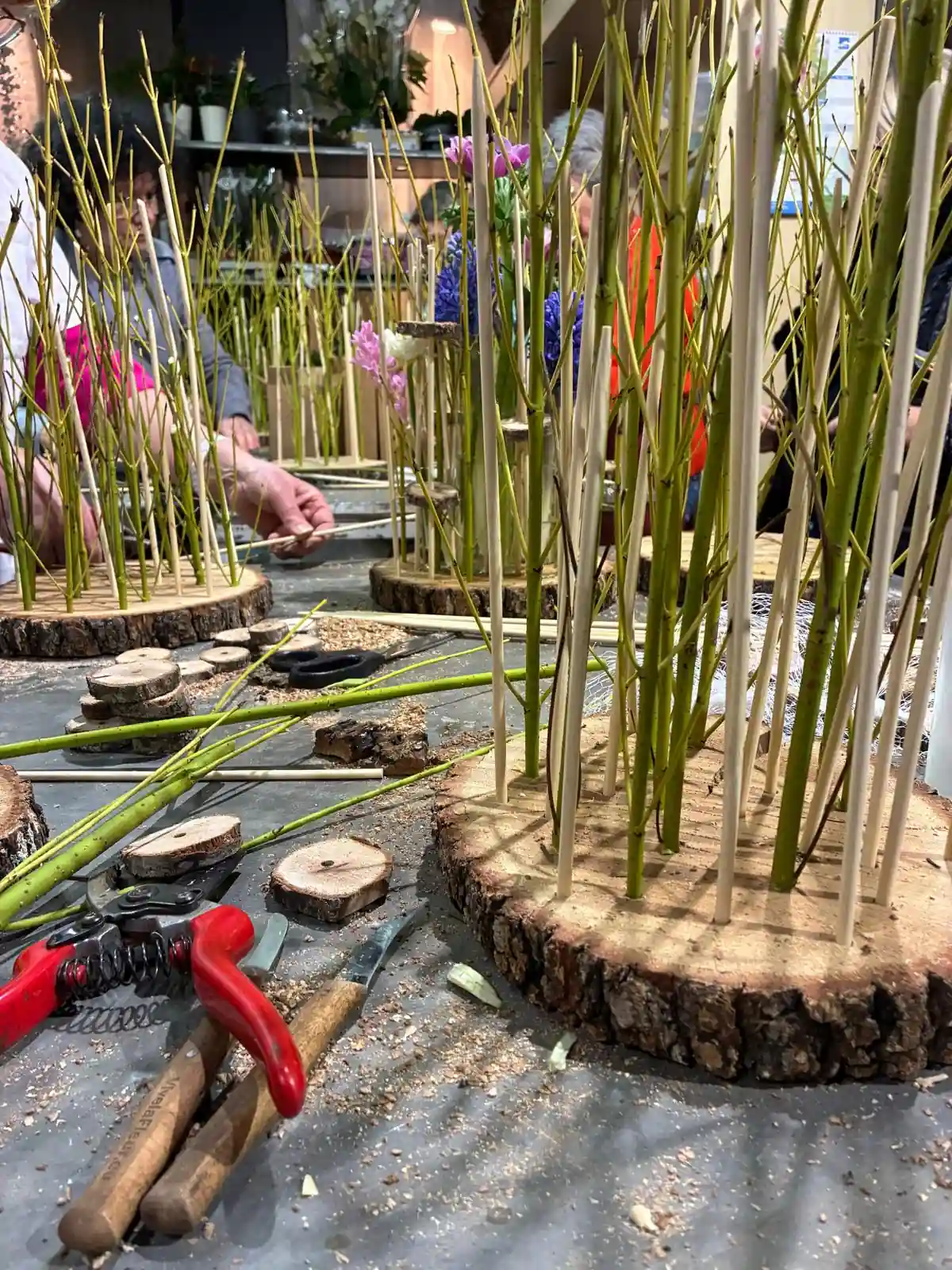 Atelier floral — couronne de paille printanière