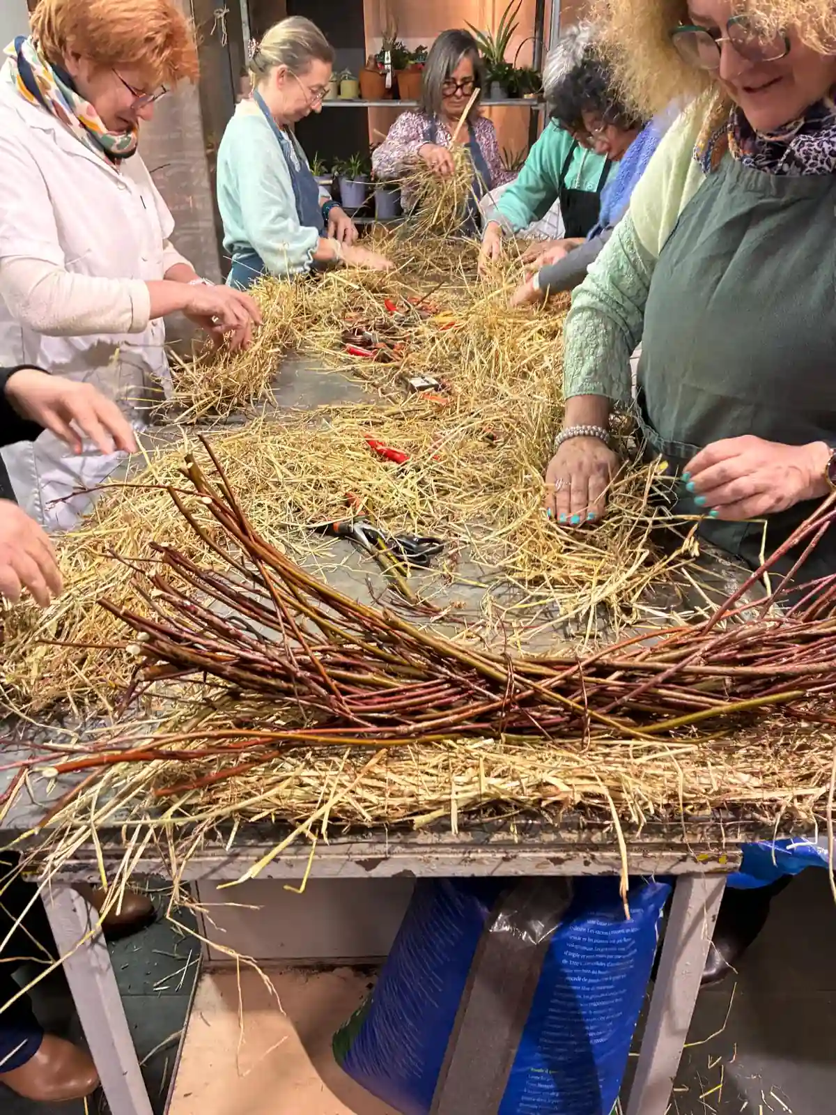 Atelier floral — couronne de paille printanière (2)