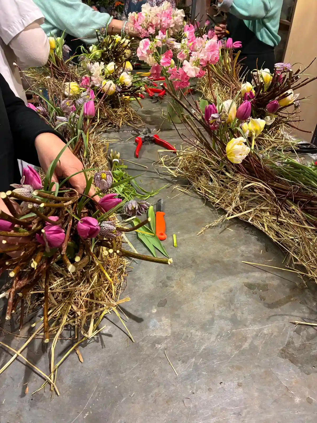 Atelier floral — couronne de paille printanière (3)