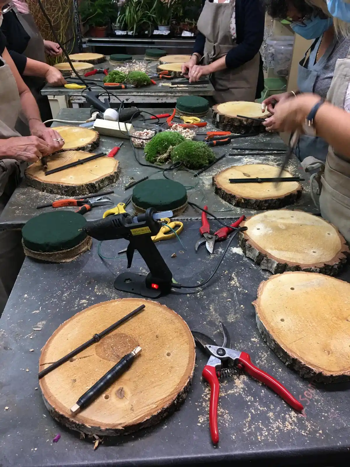 Atelier floral — rondelles de bois et mousse