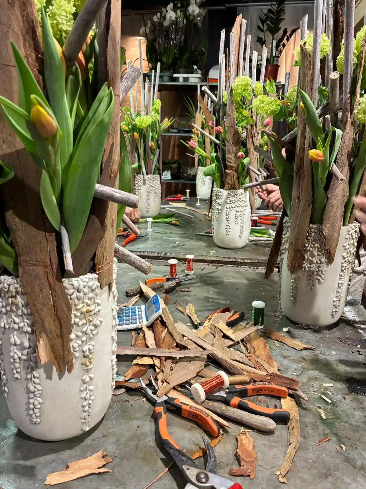 Atelier floral — vases blancs et tulipes (2)