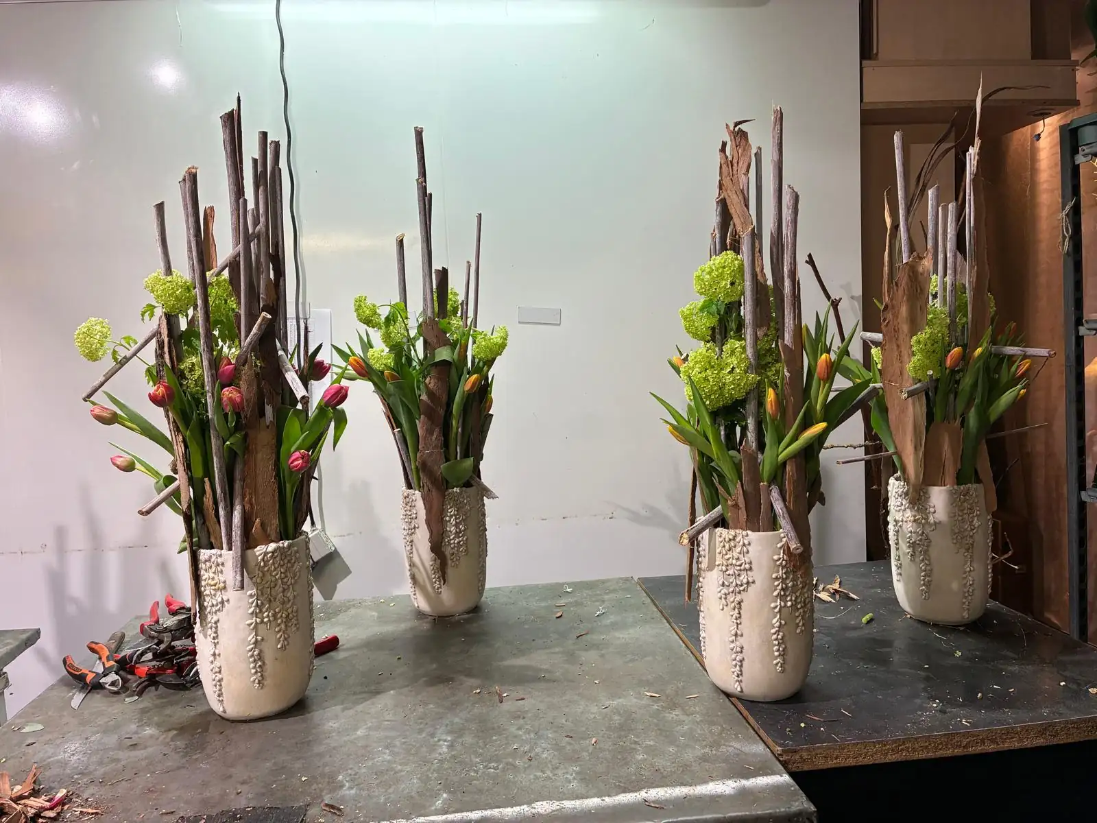 Atelier floral — vases blancs et tulipes (3)