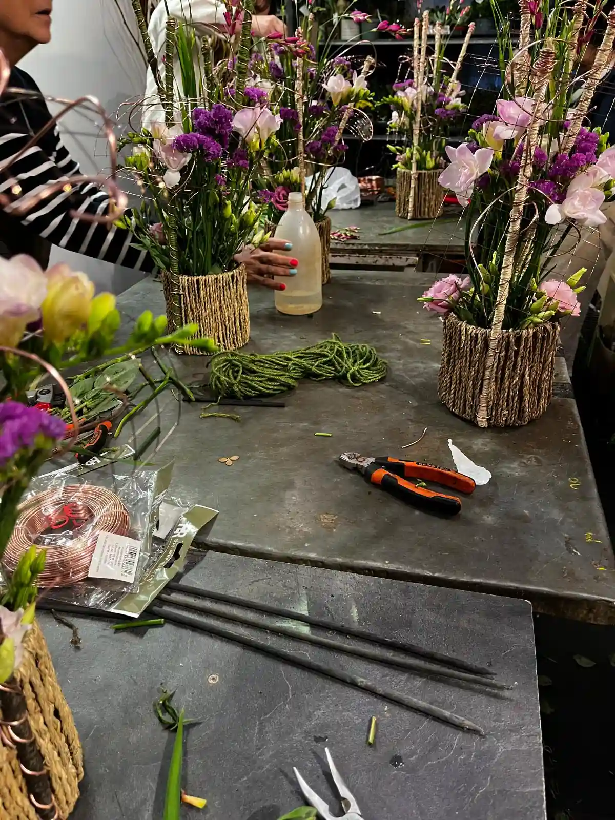 Atelier floral — vases tressés de printemps