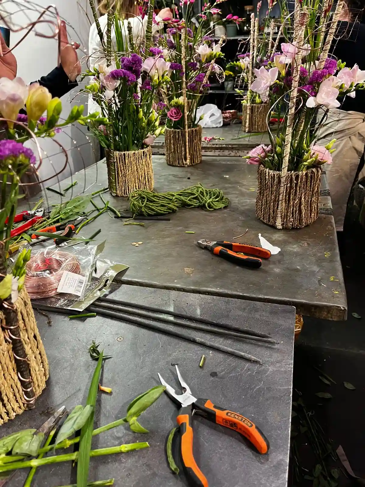 Atelier floral — vases tressés de printemps (2)