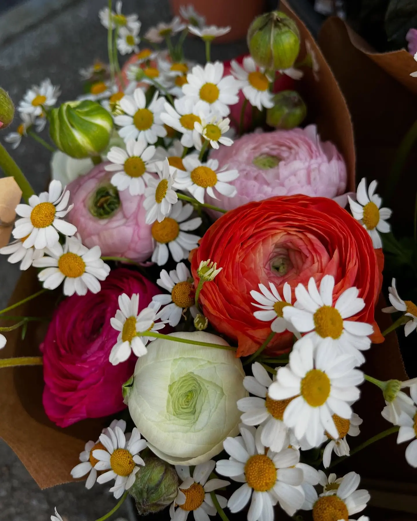 Bouquet champêtre renoncules et marguerites