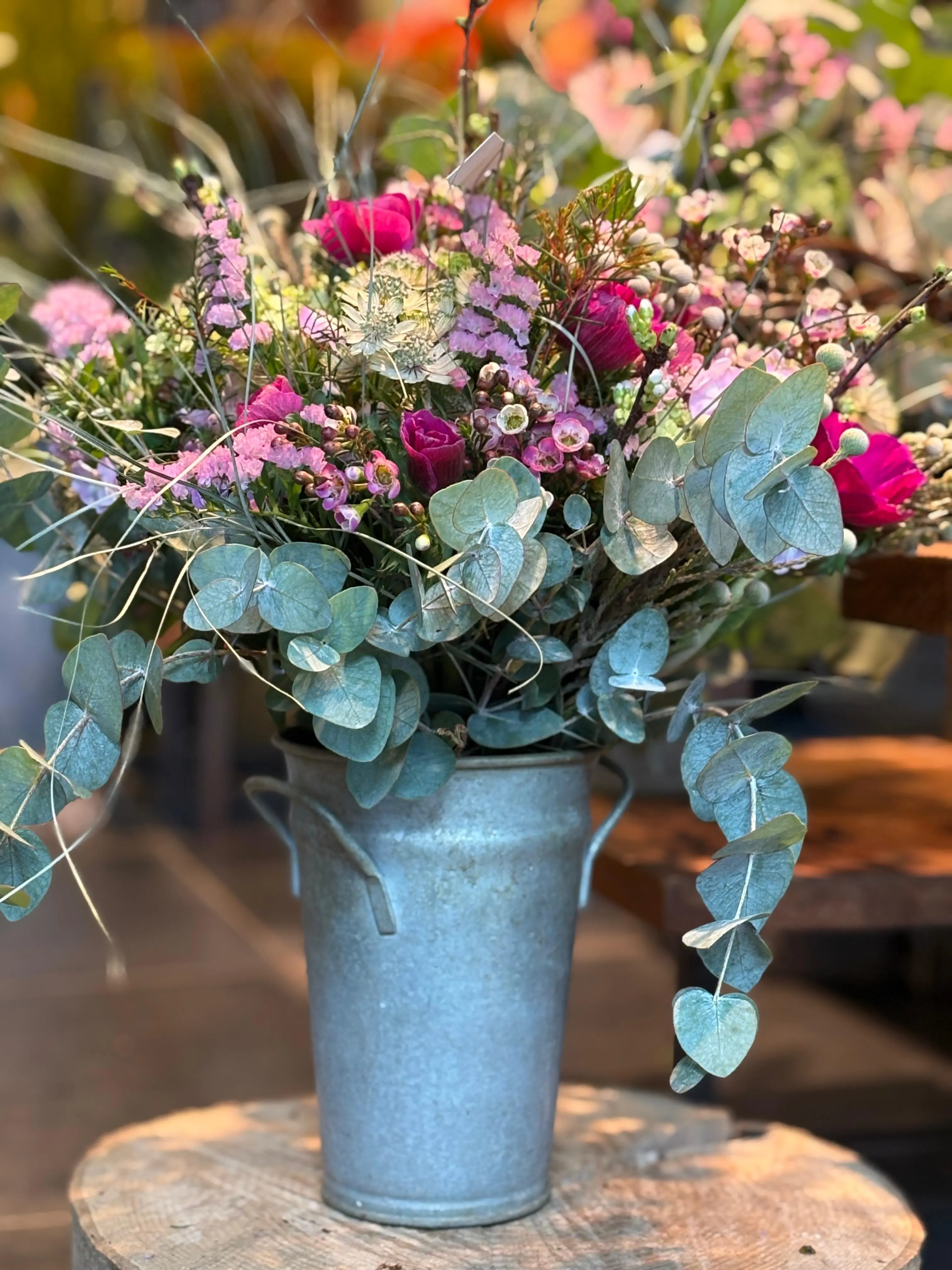 Bouquet champêtre roses fuchsia et eucalyptus