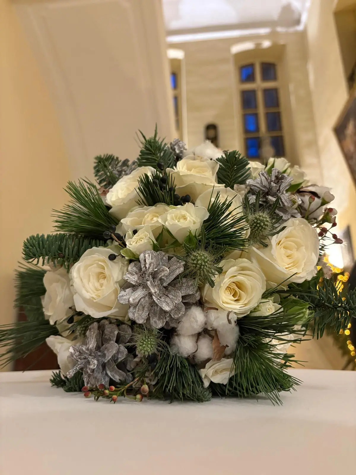 Bouquet de mariée hivernal roses blanches et sapin