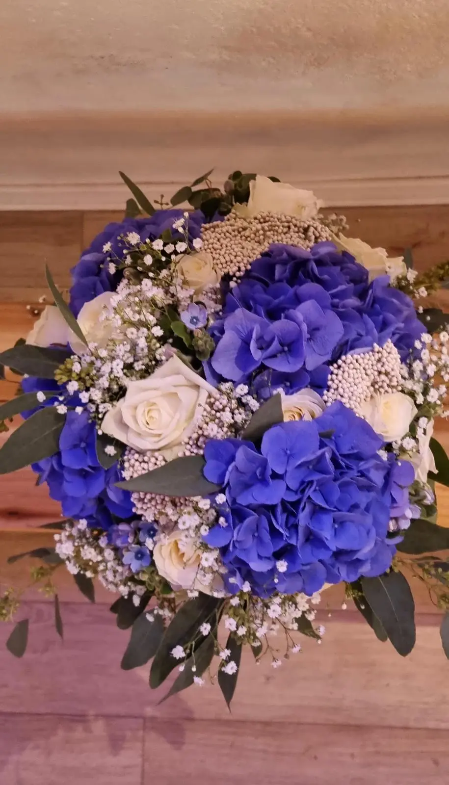 Bouquet de mariée hortensias bleus et roses blanches