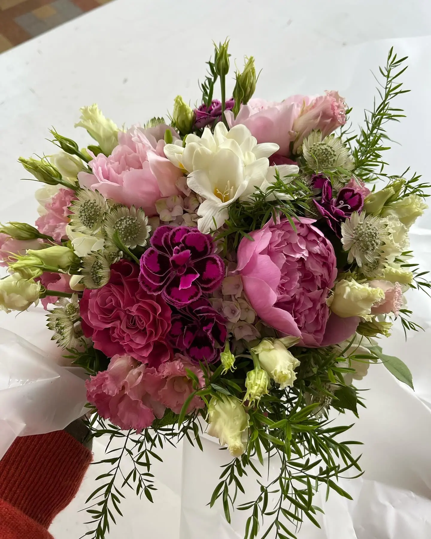 Bouquet rond pivoines roses freesias et astrantia
