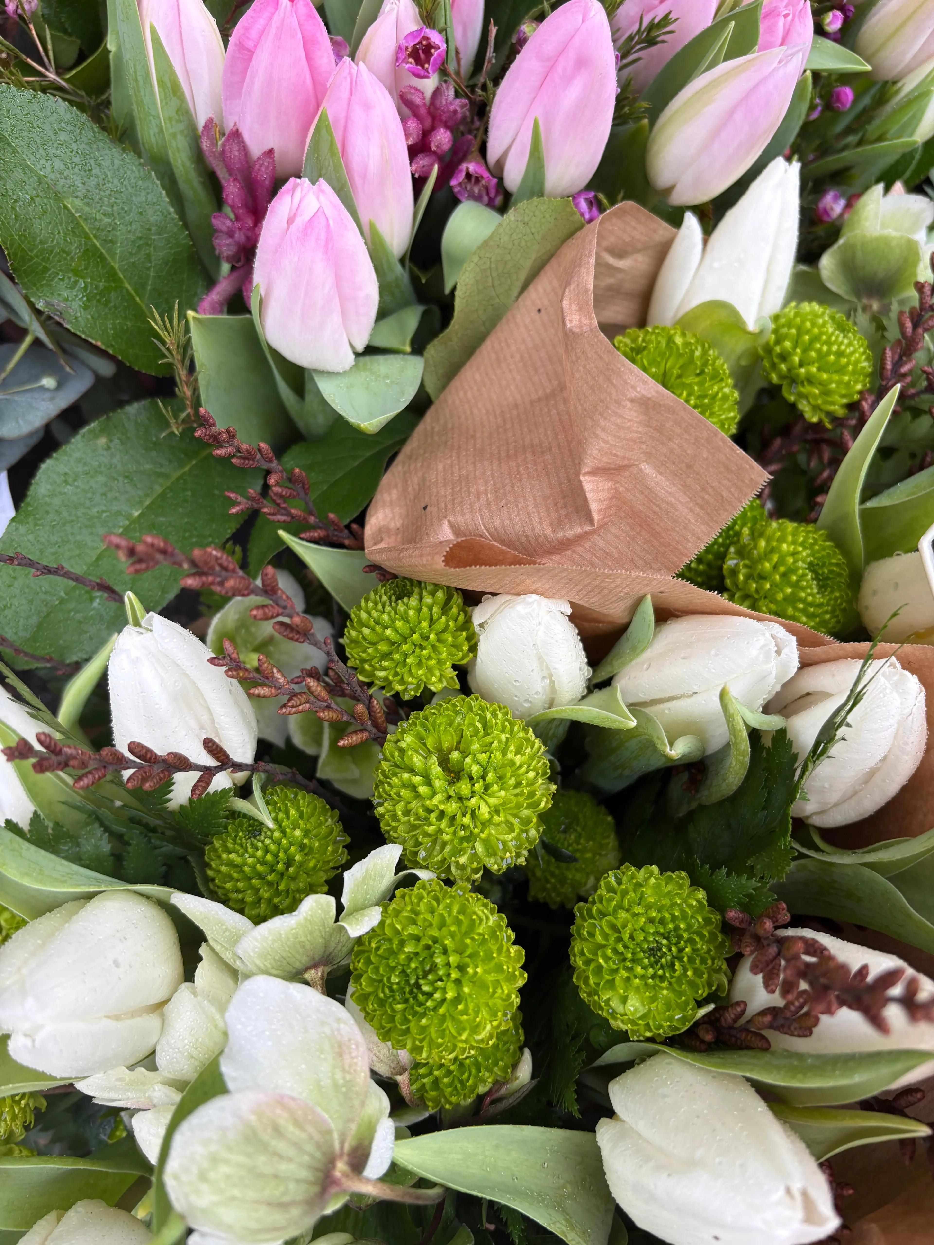 Bouquets tulipes roses blanches et chrysanthèmes verts