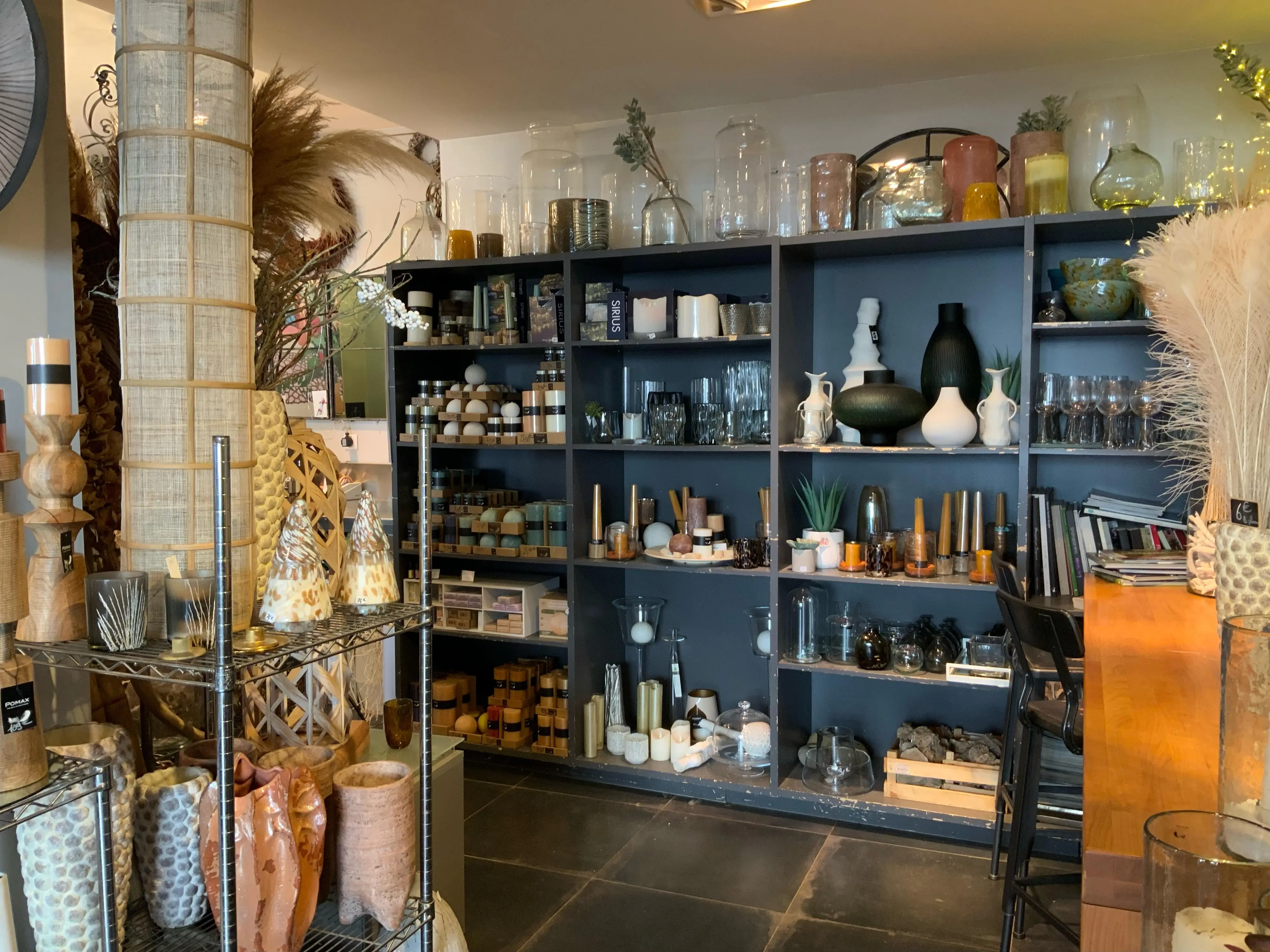 Étagères avec vases, bougies et verrerie décorative