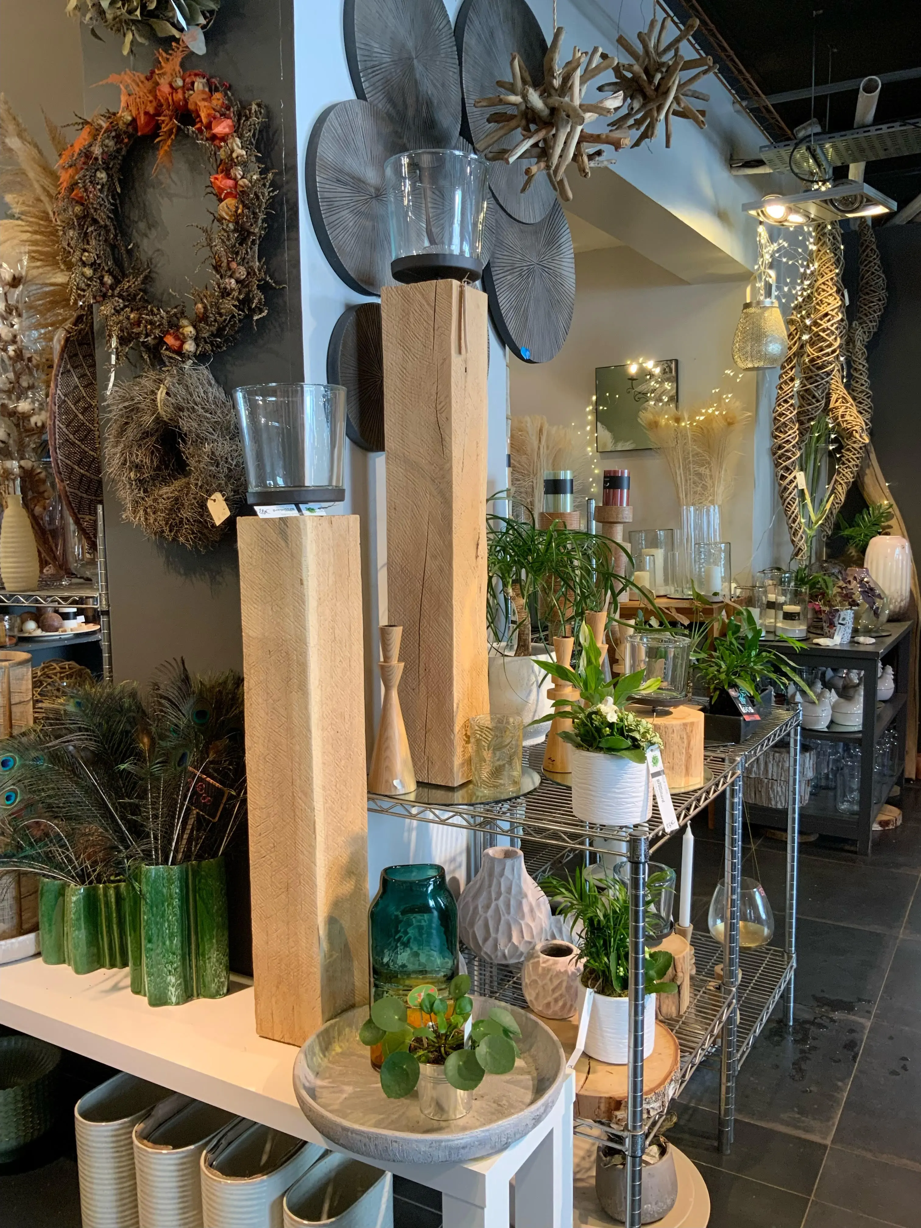 Décoration avec couronnes de fleurs séchées