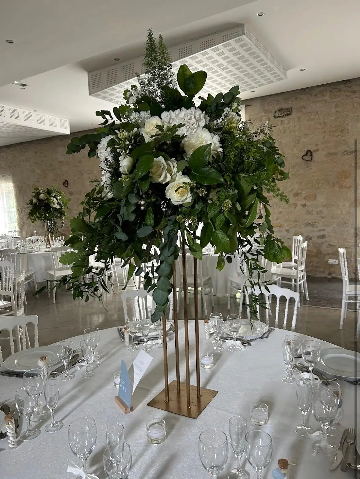 Centre de table mariage roses blanches en hauteur