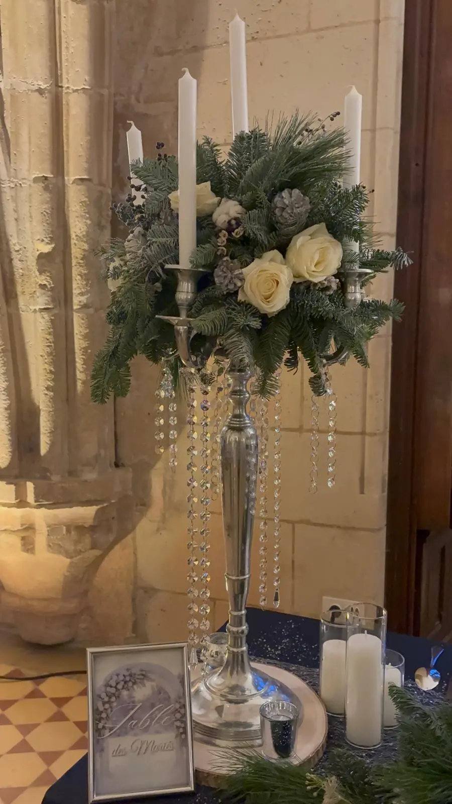 Chandelier mariage château roses blanches et sapin