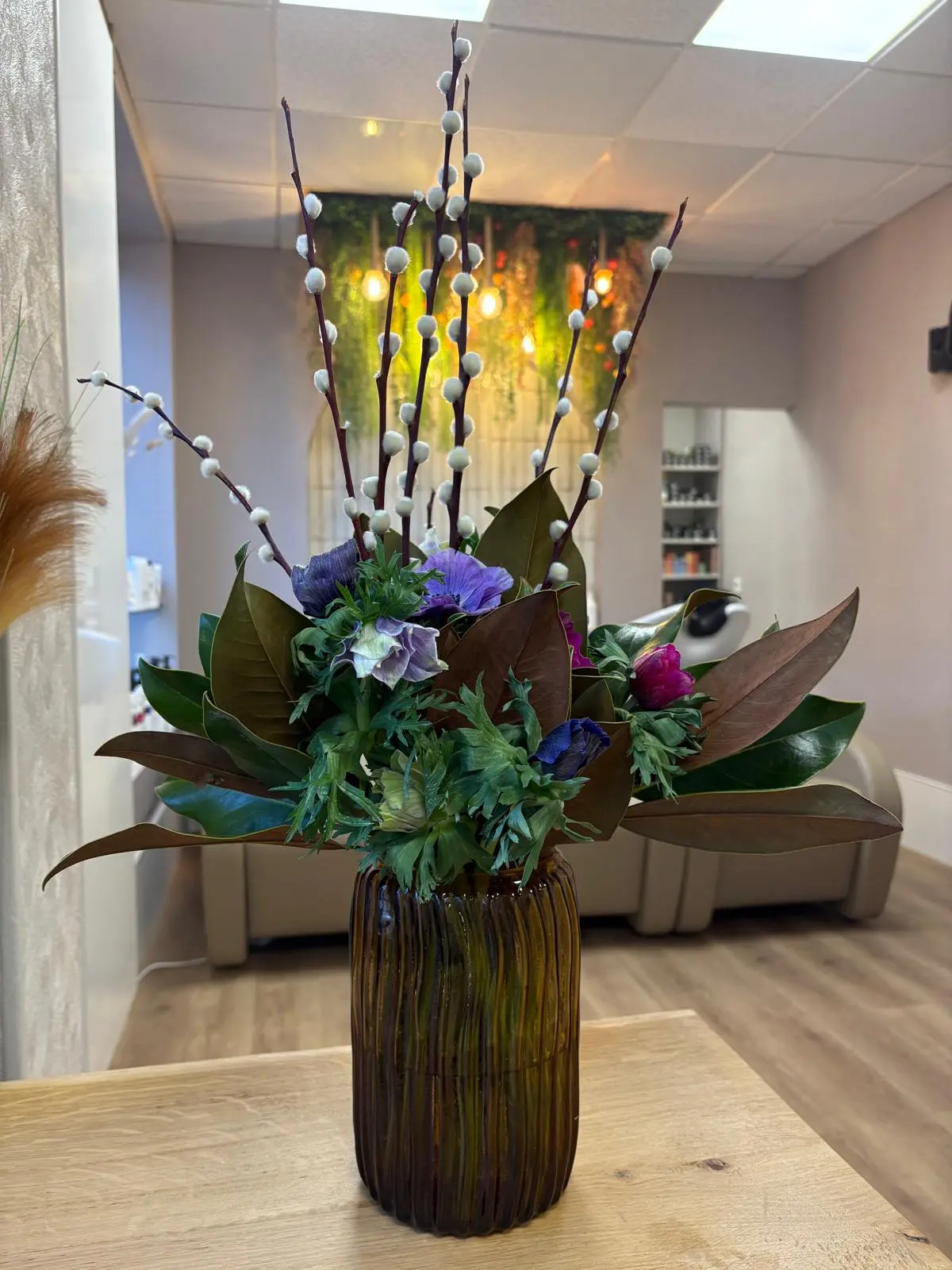 Composition anémones chatons de saule et magnolia