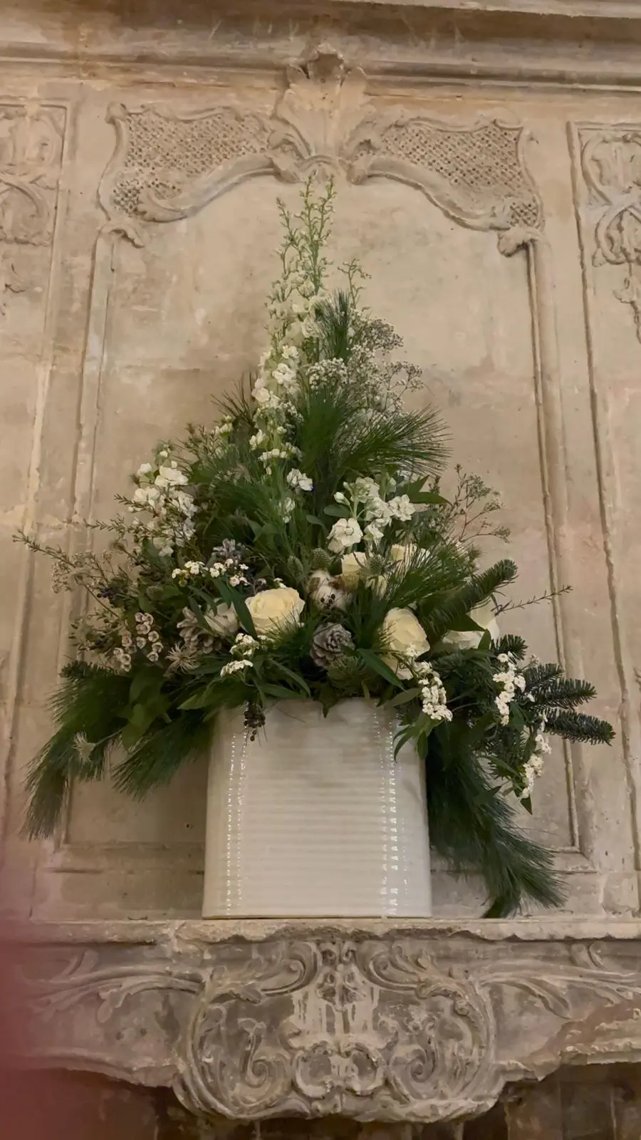 Composition cheminée mariage roses blanches et sapin