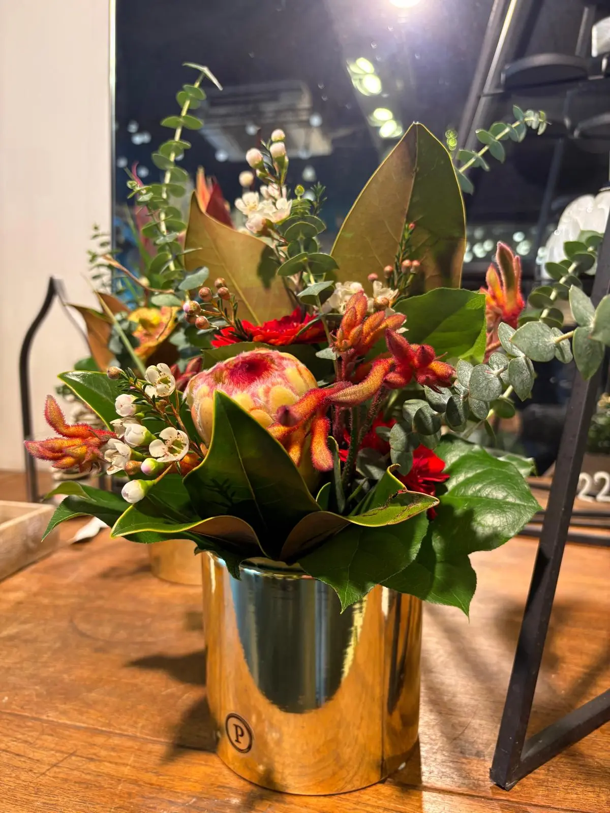 Composition exotique protea en vase doré