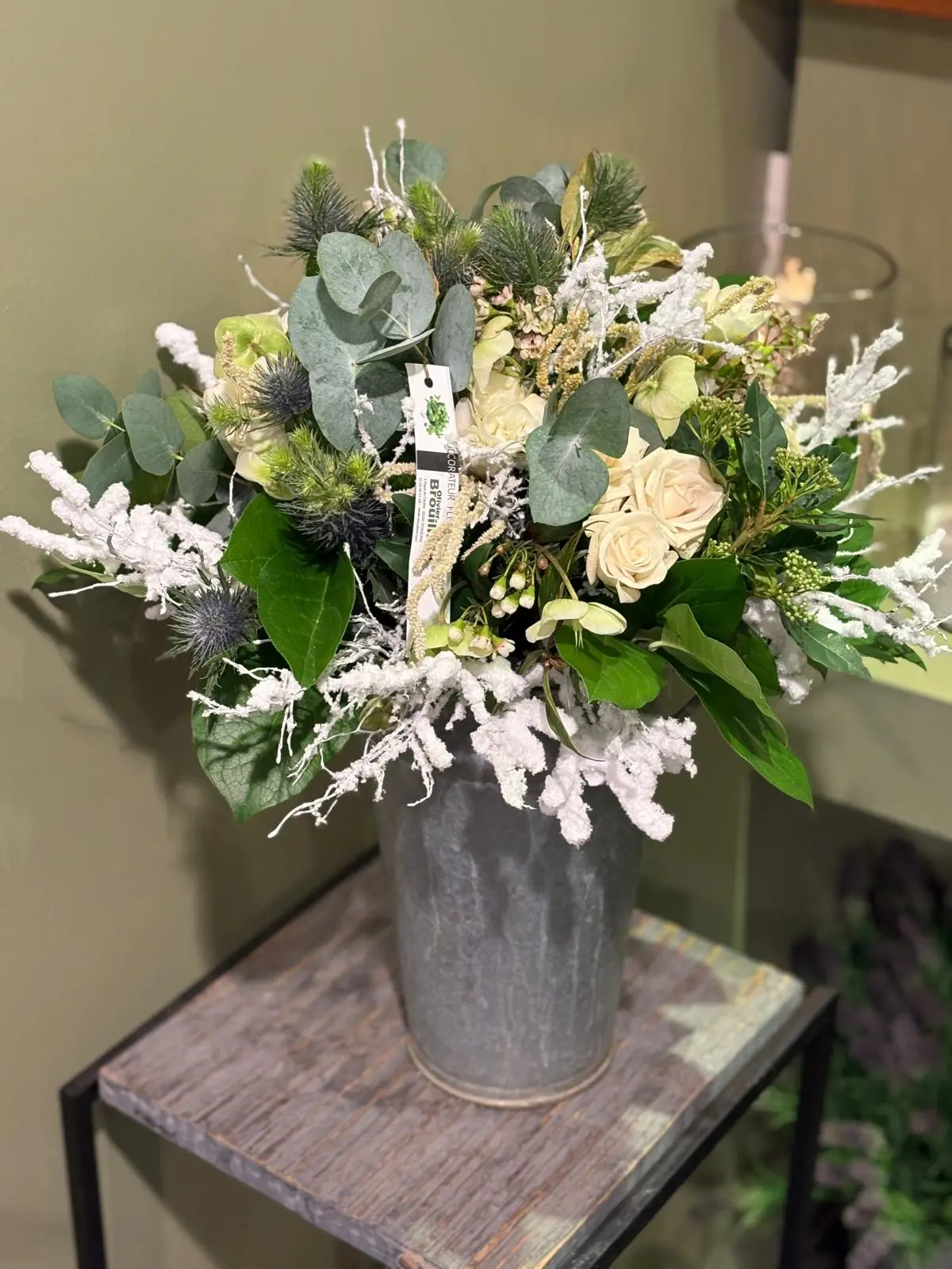 Composition hivernale roses eucalyptus et chardon