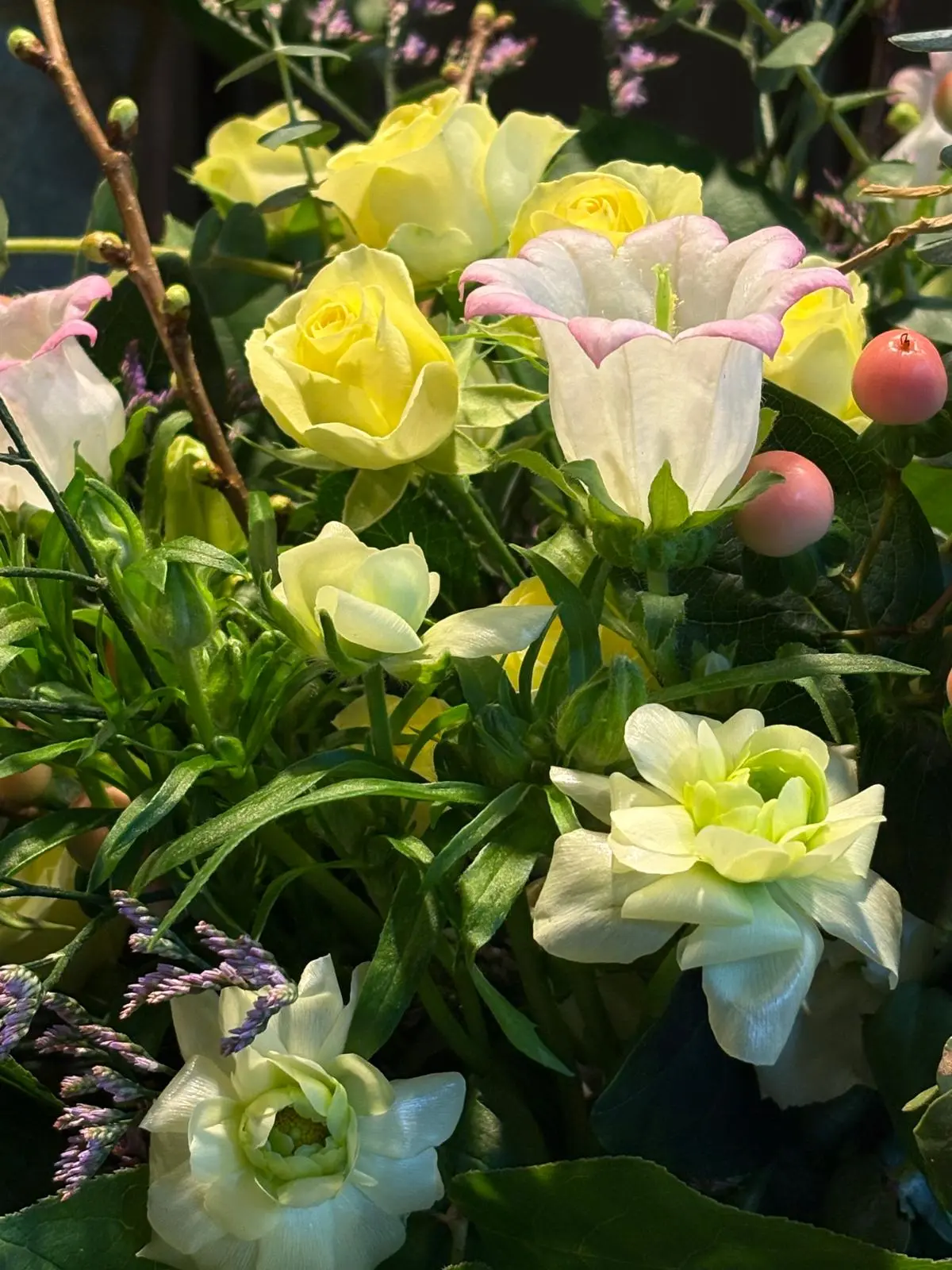 Composition jonquilles roses lisianthus pastels