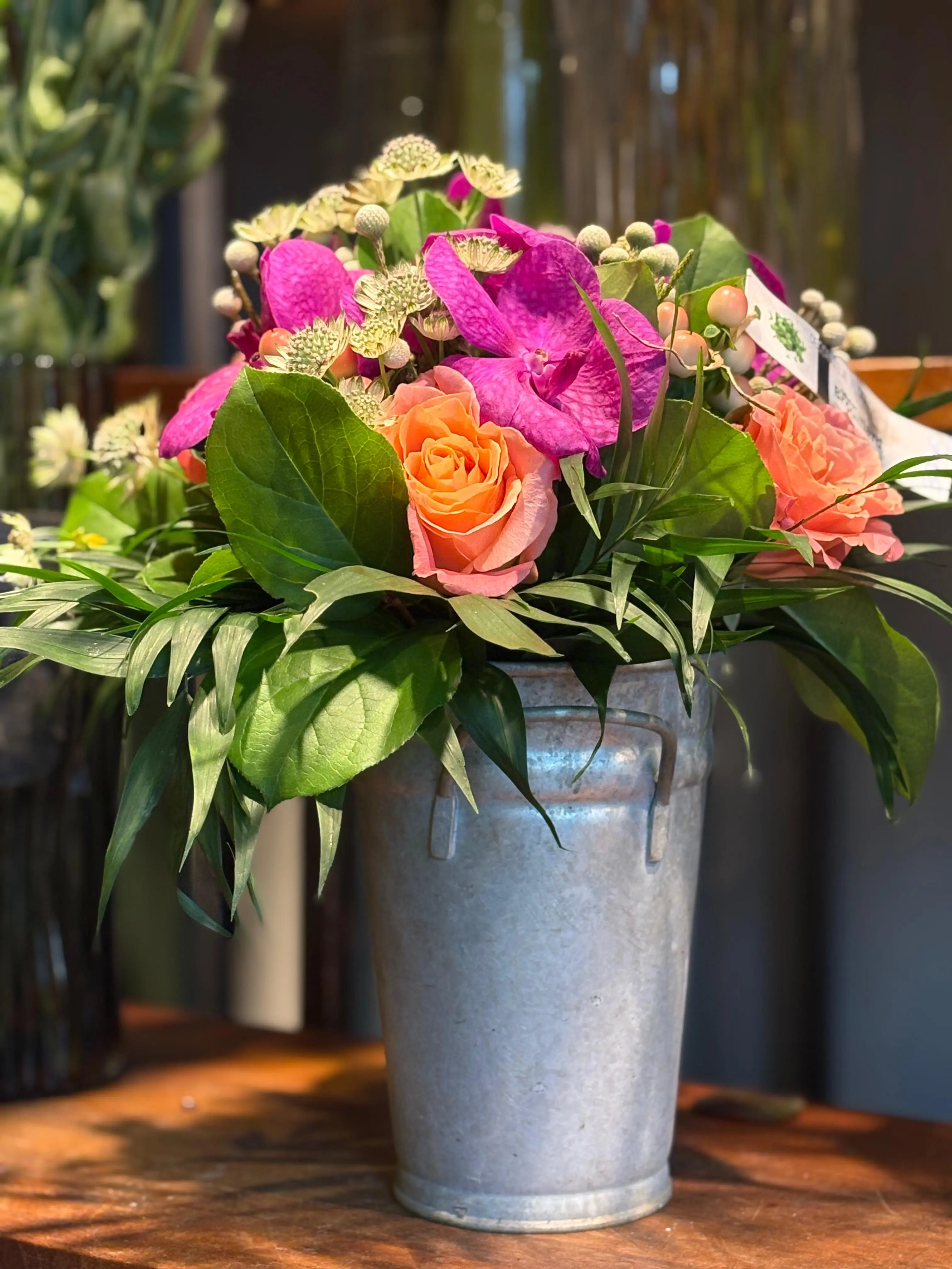 Composition orchidée vanda et roses pêche en seau zinc