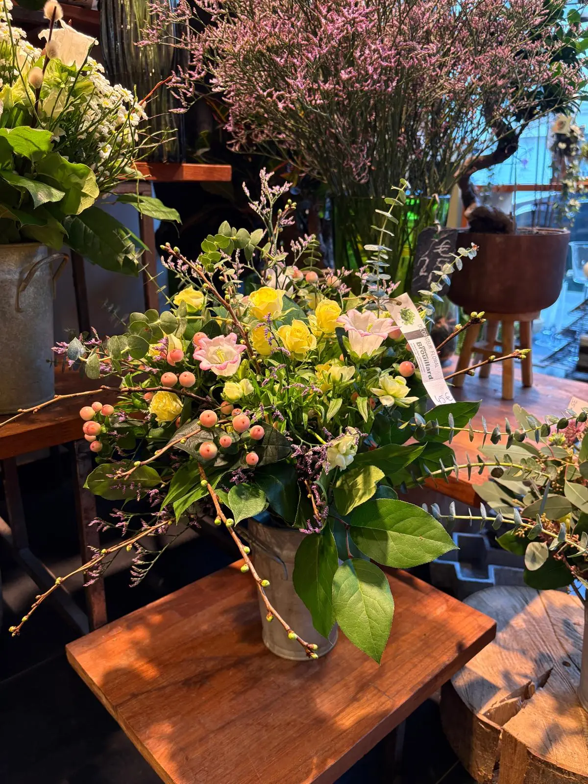 Composition printanière roses jaunes et baies