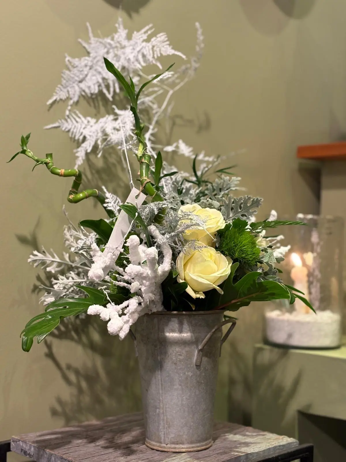 Composition rose jaune et bambou enneigé