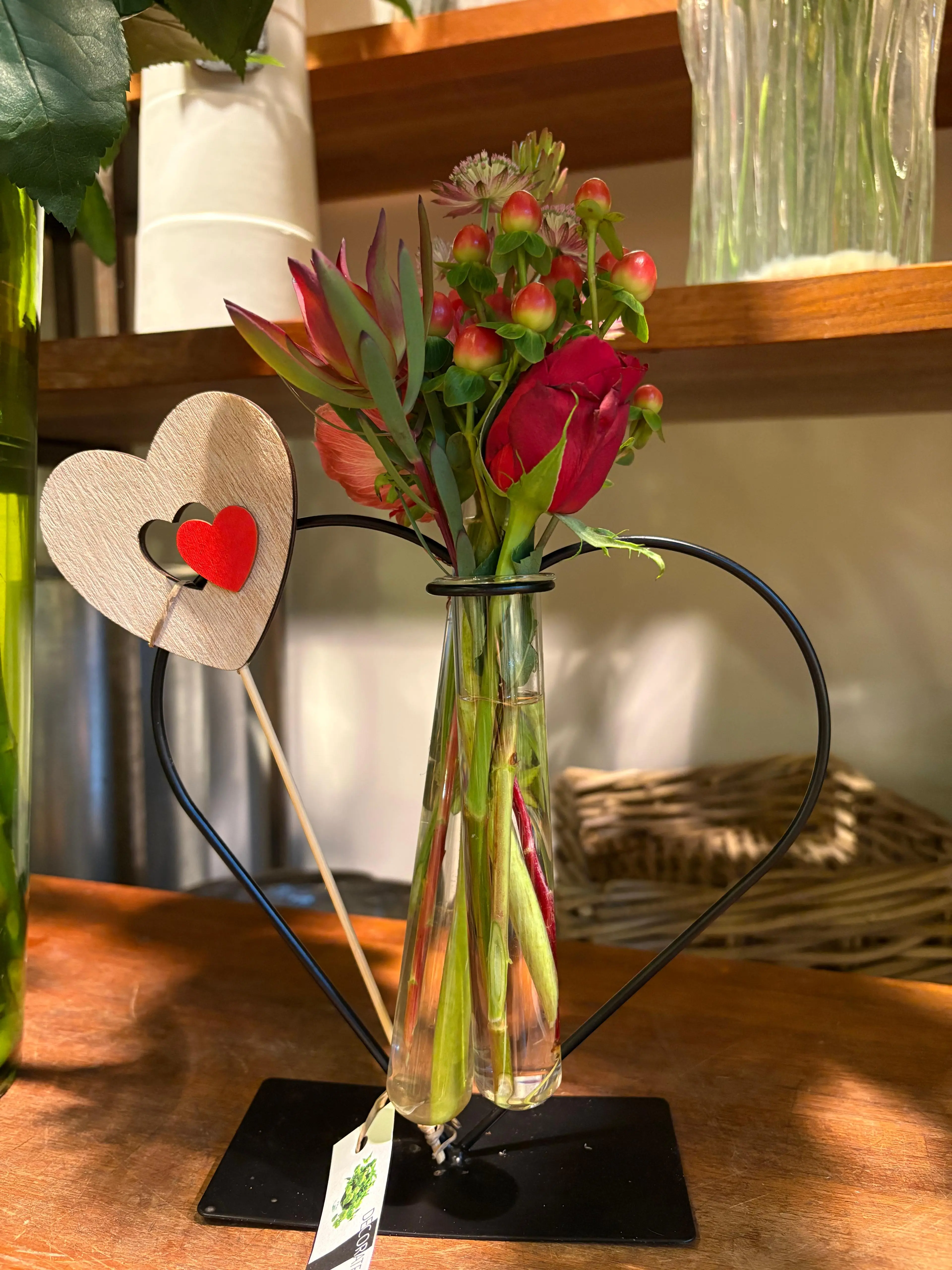 Composition Saint-Valentin vase cœur et protea