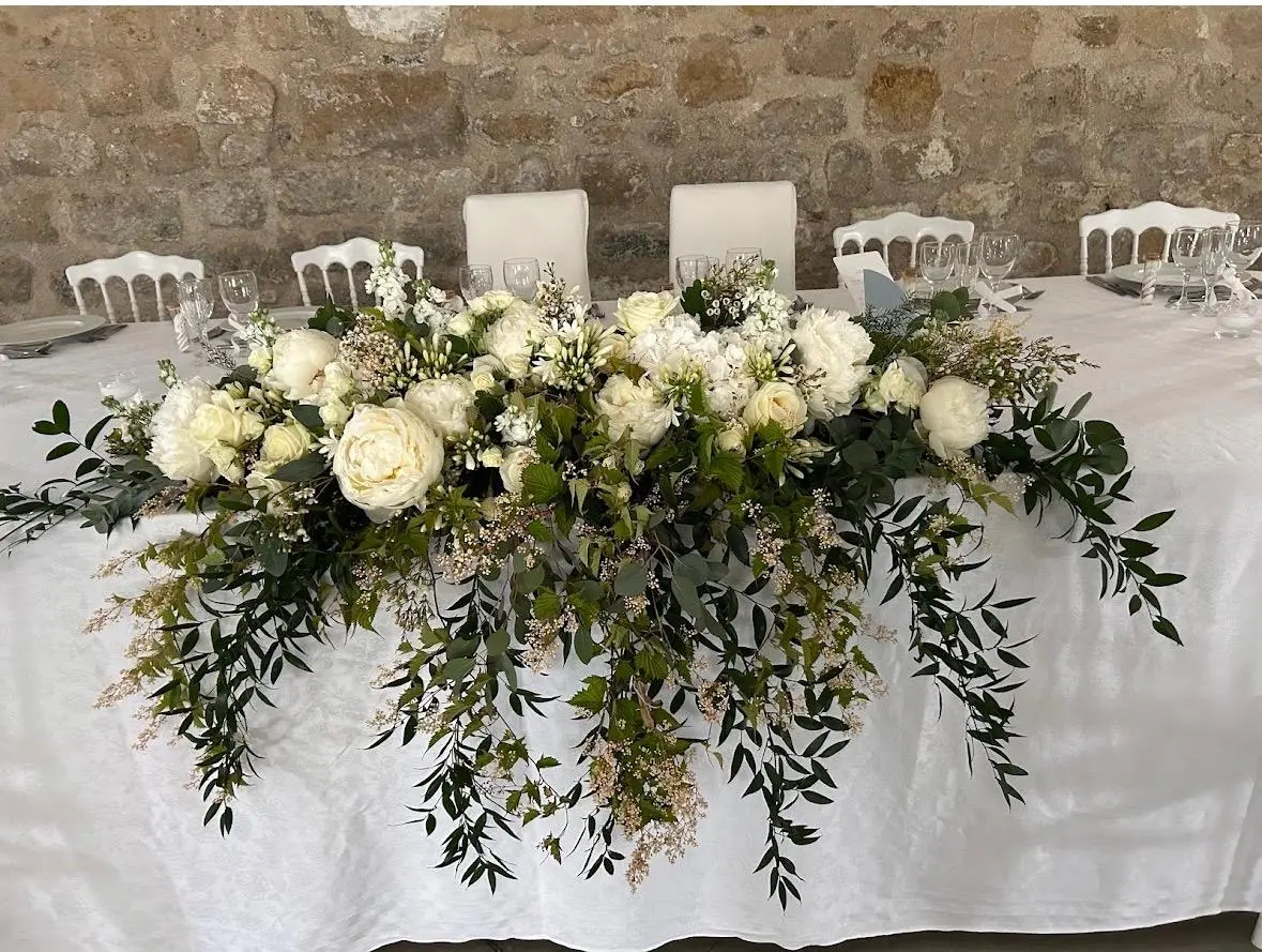 Composition table d'honneur mariage roses blanches