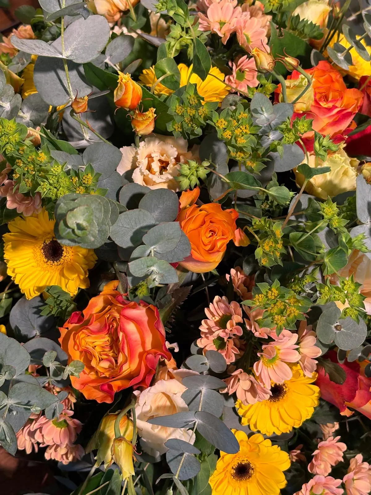 Détail coussin funéraire roses et gerberas