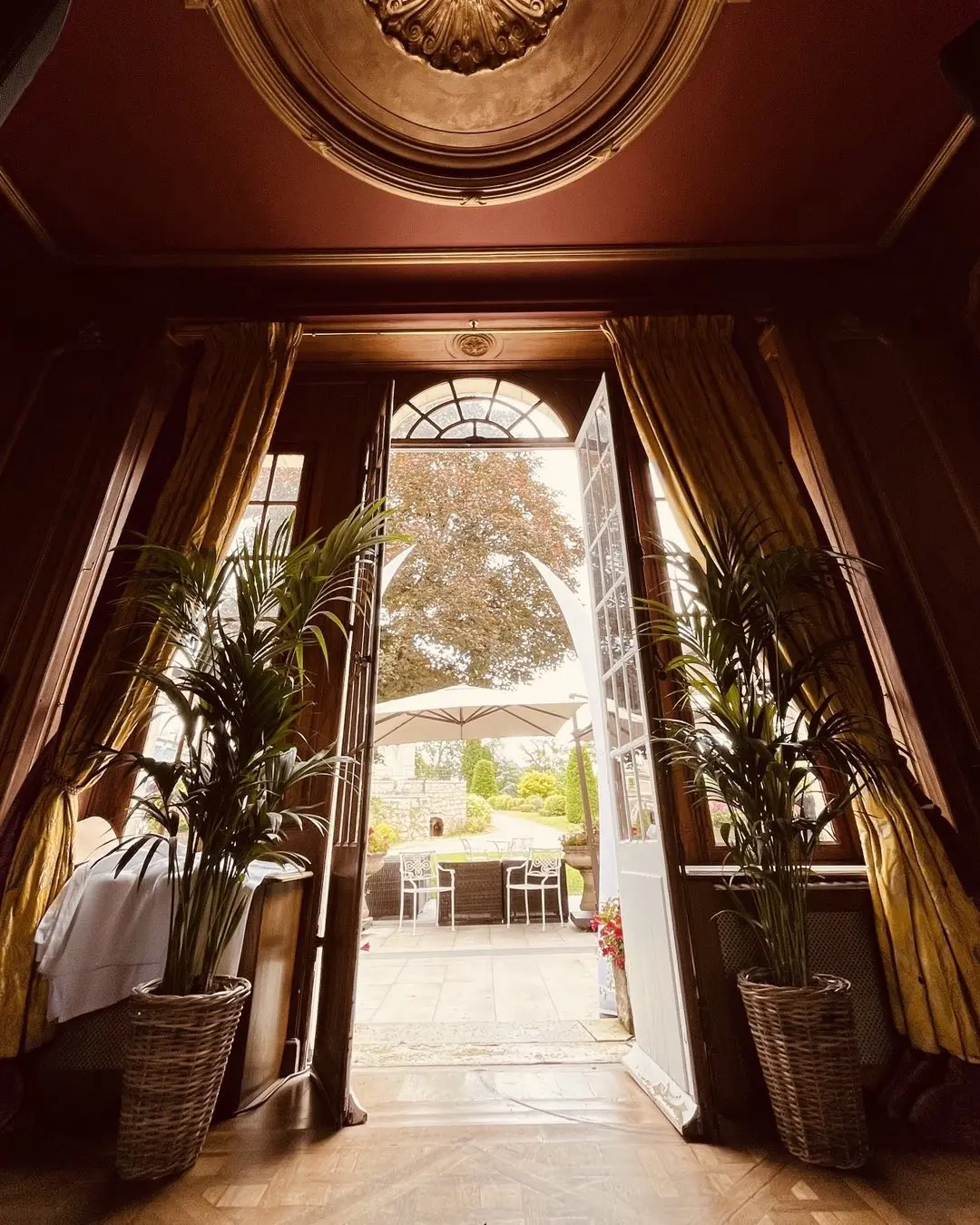 Décoration entrée château palmiers