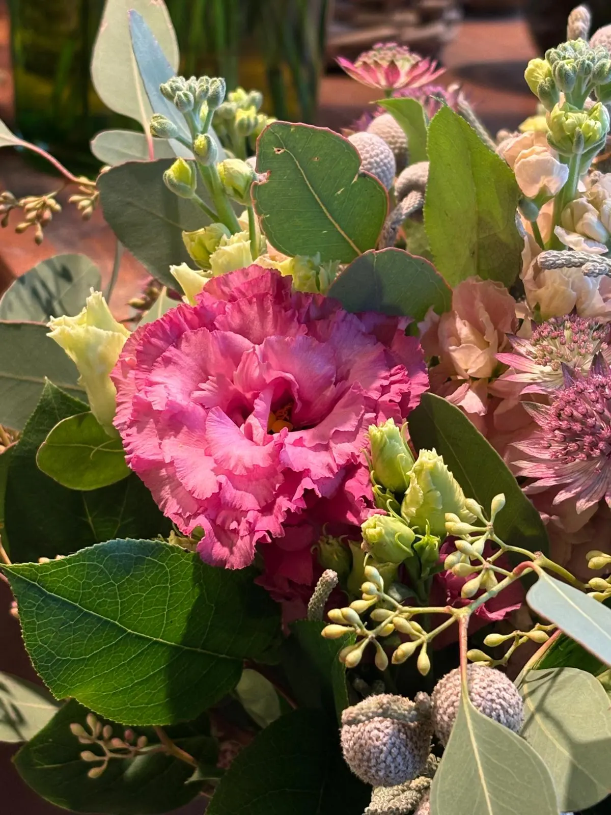 Détail bouquet lisianthus fuchsia et astrantia