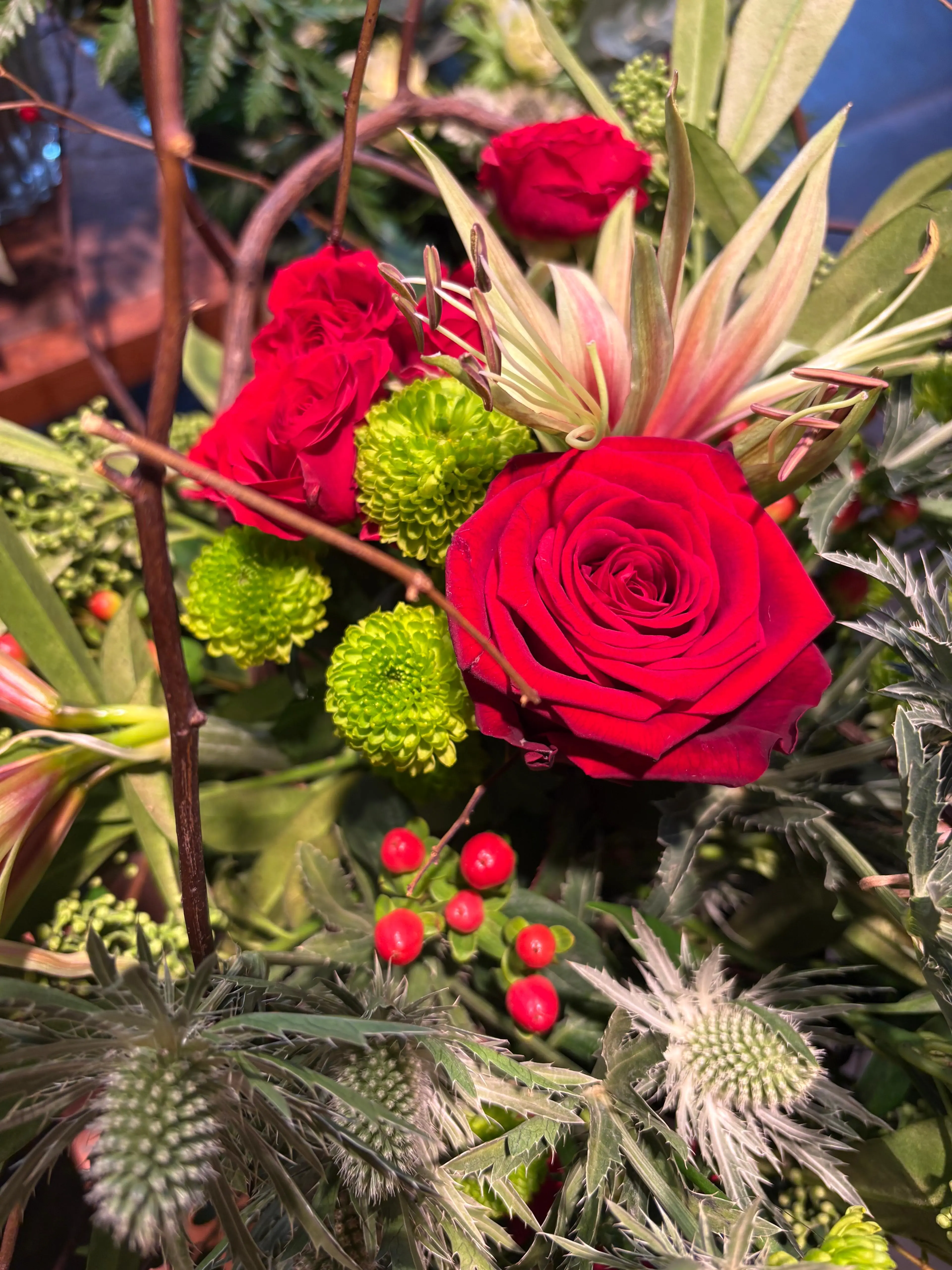 Détail bouquet roses rouges et hypericum