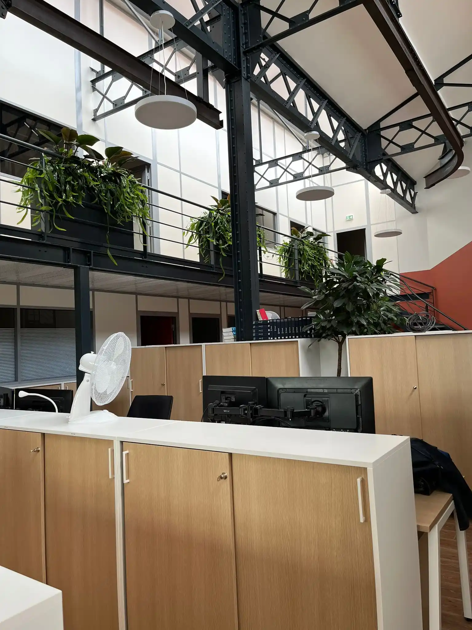 Open-space industriel et plantes